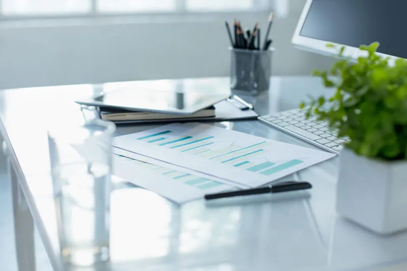 Schreibtisch mit Unterlagen